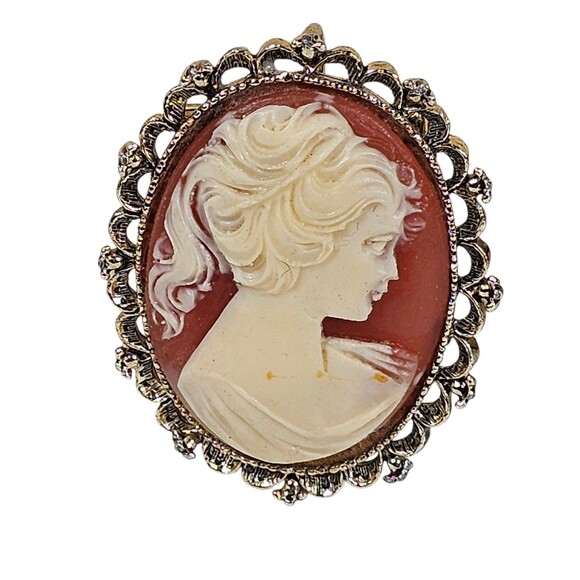 Signed Gerry's Lady Protrait Cameo Brooch Coral Color Resin Gold Tone Vintage - Picture 1 of 6